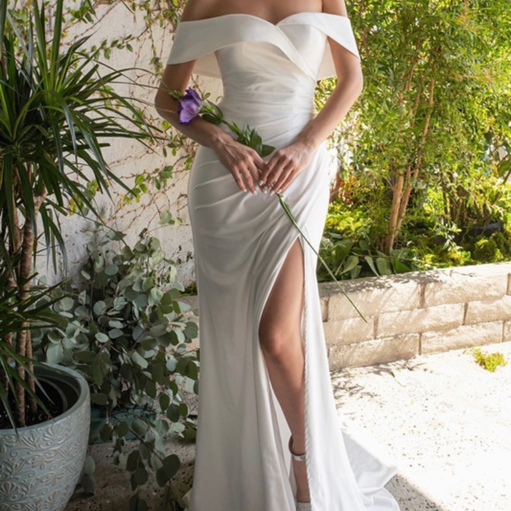 Elegant off shoulder